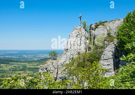 le point d'observation de wackerstein est désigné comme géotope. le groupe de rochers mesure 80 mètres de long et 25 mètres de haut. il se compose de la masse calcaire du delta jurassique blanc et de l'epsilon. le wackerstein est l'une des deux seules roches de l'alb de reutlinger qui sont adaptées à l'escalade Banque D'Images