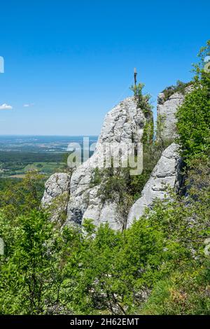 le point d'observation de wackerstein est désigné comme géotope. le groupe de rochers mesure 80 mètres de long et 25 mètres de haut. il se compose de la masse calcaire du delta jurassique blanc et de l'epsilon. le wackerstein est l'une des deux seules roches de l'alb de reutlinger qui sont adaptées à l'escalade Banque D'Images