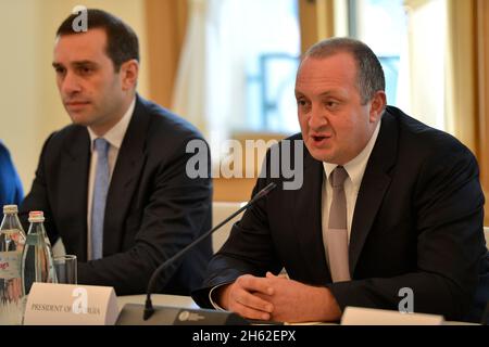 Le président géorgien Giorgi Margvelashvili, à droite, accueille le secrétaire américain à la Défense Chuck Hagel, non montré, au palais présidentiel de Tbilissi, en Géorgie, le 7 septembre 2014. Banque D'Images