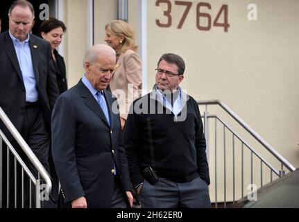 Le secrétaire adjoint à la Défense Ashton B. carter, à droite, écoute le vice-président Joe Biden, au centre, alors qu'il quitte le Centre médical régional Landstuhl à Ramstein, en Allemagne, le 3 février 2013. Banque D'Images