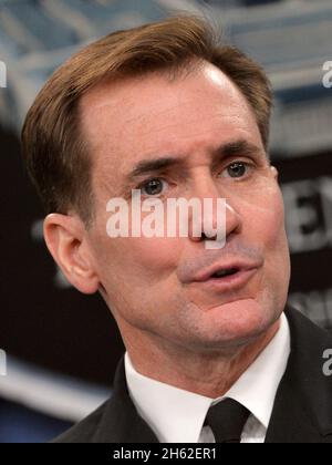 Pentagone Attaché de presse Marine arrière ADM.John Kirby présente les journalistes dans la salle de presse du Pentagone le 27 mars 2014. Banque D'Images