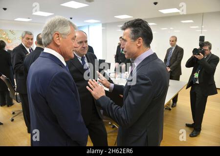 Le secrétaire à la Défense Chuck Hagel rencontre le secrétaire général de l'OTAN, Anders Fogh Rasmussen, alors qu'il assiste aux réunions ministérielles de défense de l'OTAN à Bruxelles, Belgique, le 26 février 2014. Banque D'Images