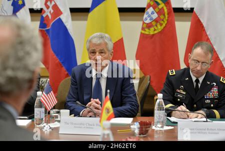 Le secrétaire à la Défense, Chuck Hagel, rencontre le ministre espagnol de la Défense, Pedro Morenés Eulate, alors qu'il assiste aux réunions ministérielles de la Défense de l'OTAN le 26 février 2014 Banque D'Images