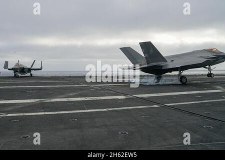 Un F-35C JSF Lightning II atterrit à bord d'un porte-avions en mer Banque D'Images