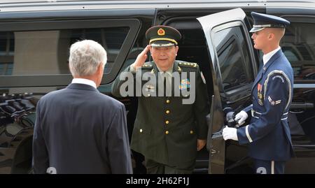 Le secrétaire américain à la Défense, Chuck Hagel, à gauche, souhaite la bienvenue au ministre chinois de la Défense nationale, le général Chang Wanquan, le 19 août 2013 Banque D'Images