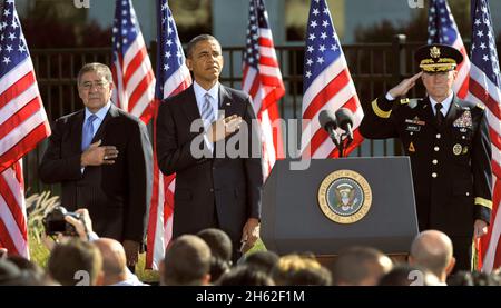 De gauche à droite, le secrétaire à la Défense Leon Panetta, le président Barack Obama et le président du général des chefs d'état-major interarmées Martin Dempsey assistent à une cérémonie de commémoration au Pentagone Memorial du 11 septembre 2012, alors qu'ils marquent le 11e anniversaire des attaques terroristes du 11 septembre 2001. Banque D'Images