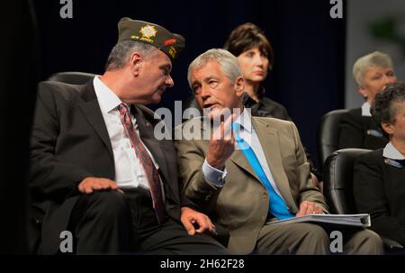 Le secrétaire à la Défense, Chuck Hagel, s'entretient avec les anciens combattants des guerres étrangères, adjoint au général adjoint, Robert Wallace, le 22 juillet 2013. Banque D'Images