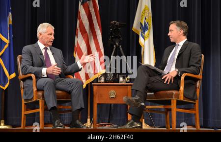 Le secrétaire à la Défense, Chuck Hagel, à gauche, parle avec le correspondant de CNN Jim Sciutto lors d'une séance animée en direct au Naval War College de Newport, R.I., le 3 septembre 2014. Banque D'Images