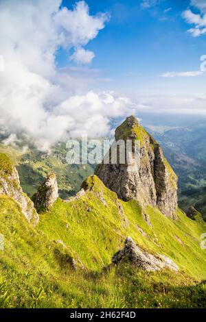 crête volcanique du padon, murs vertigineux et pics rocheux, regard d'en haut sur le piz d'ornella, livinallongo del col di lana, belluno, veneto, italie Banque D'Images