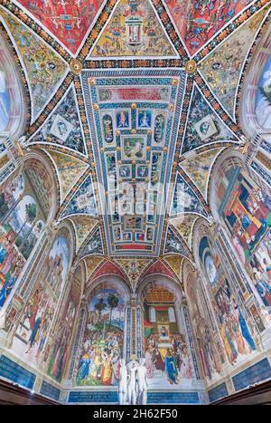 peintures et fresques historiques dans la bibliothèque piccolomini, la cathédrale de sienne, la cathédrale de santa maria assunta, sienne, toscane Banque D'Images