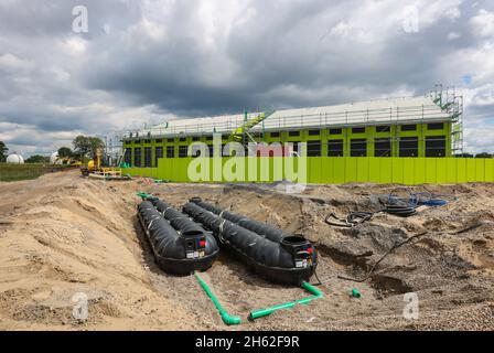 oberhausen,rhénanie-du-nord-westphalie,allemagne - conversion d'emscher,nouvelle construction de l'égout d'emscher, ici la nouvelle station de pompage à oberhausen,2 citernes d'eau de pluie collectent ensemble 50,000 litres d'eau de pluie, les jardins nouvellement créés sont ensuite arrosées par un système de puits. Banque D'Images