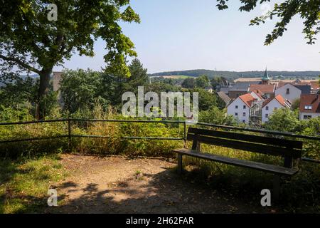 hattingen,rhénanie-du-nord-westphalie,allemagne - gethmannscher garten,également gethmanns garten dans le quartier de blankenstein. vue de friedrichsberg vers la vieille ville. le parc paysager a été créé au début du xixe siècle par carl-friedrich gethmann. Banque D'Images