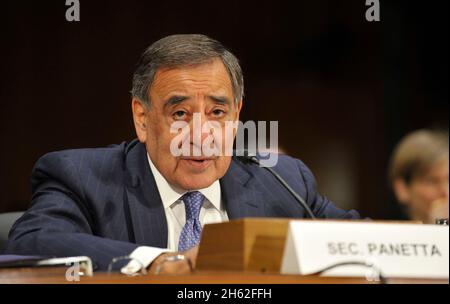 Le secrétaire à la Défense Leon E. Panetta témoigne d'une audition devant le Comité sénatorial des services armés sur la situation en Syrie le 7 mars 2012. Banque D'Images