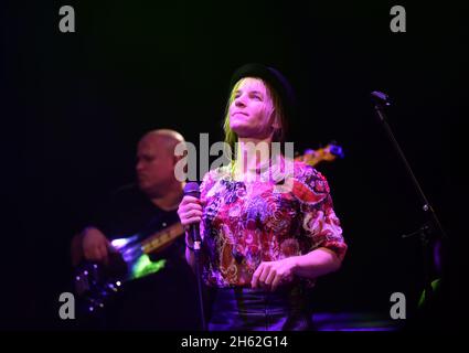 Sumperk, République tchèque.12 novembre 2021.La chanteuse Agnieszka Karas et le leader Piotr Gludkowski du groupe polonais The Muddlers se sont produits lors du festival Sumperk Blues Alive 2021 à Sumperk, République tchèque, le 12 novembre 2021.Crédit : Ludek Perina/CTK photo/Alay Live News Banque D'Images