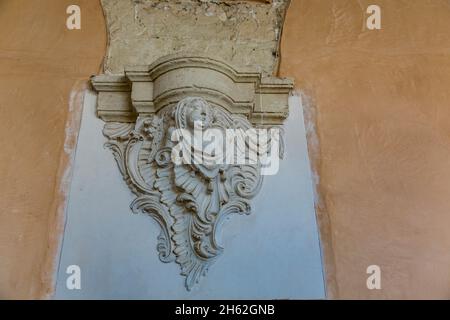 décorations de colonnes, cloître avec halls de marché, claustre del carme, ancienne église de carmélite avec complexe de monastère, aujourd'hui salle de marché de la ville, mahon, maó, minorque, espagne, europe Banque D'Images