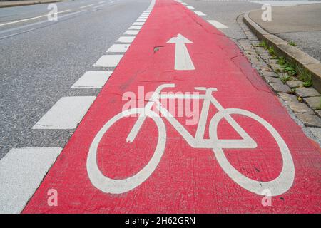 piste cyclable avec marquages rouges à landsberg am lech Banque D'Images