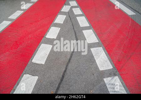 piste cyclable avec marquages rouges à landsberg am lech Banque D'Images