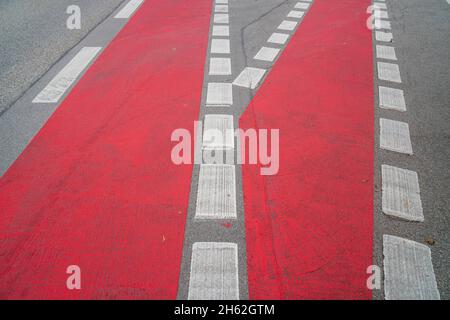 piste cyclable avec marquages rouges à landsberg am lech Banque D'Images
