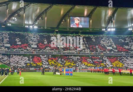 Adieu à Joachim Jogi Löw, ancien entraîneur-chef du DFB, avec une chorégraphie de fan dans le match ALLEMAGNE - LIECHTENSTEIN 9-0 qualification pour les championnats du monde 2022 au Qatar, WM Quali, saison 2021/2022, 11 novembre 2021 à Wolfsburg,Allemagne.© Peter Schatz / Alamy Live News Banque D'Images