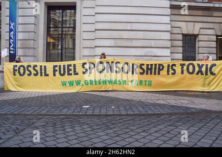 Londres, Royaume-Uni.12 novembre 2021.Les manifestants tiennent une bannière anti-combustibles fossiles pour exprimer leur opinion pendant la manifestation.extinction les manifestants de la rébellion se sont rassemblés devant le Musée des sciences de South Kensington, dans le cadre de leurs manifestations en cours contre le parrainage du musée par les compagnies de combustibles fossiles Shell et Adani.Crédit : SOPA Images Limited/Alamy Live News Banque D'Images