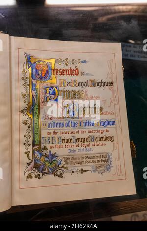 angleterre,île de wight,cowes est,whippingham,st.mildred's église près de la maison osborne utilisée par la reine victoria et la famille royale, mariage présent d'un livre présenté à son altesse Royale princesse beatrice à l'occasion de son mariage au prince hrh henry de battenberg le 23 juillet 1885 Banque D'Images