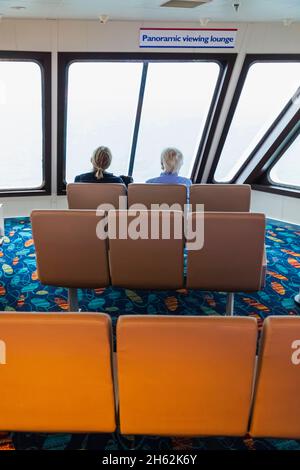 angleterre, île de wight, yarmouth, le wightlink victoria de wight car et ferry pour passagers, salon intérieur pour passagers Banque D'Images