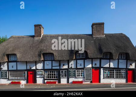 angleterre, hampshire, nouvelle forêt, ringwood, 14ème siècle, bâtiment à colombages de chaume maintenant l'ancien restaurant de cottage Banque D'Images