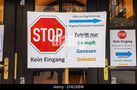 Munich, Bavière, Allemagne.12 novembre 2021.Après ce que les critiques affirment être une non-réponse et au mieux, des réponses péniblement lentes à la quatrième vague de Corona, les régions ont mis en place des plans anti-Corona disparates, y compris les règles 2G et 3G qui ont été décrites par Jens Spahn comme ''0G'', comme l'application est effectivement nulle lorsqu'elle est laissée aux entreprises.Pour cette raison, la police a été chargée de visiter des restaurants et d'autres entreprises pour des infractions.Crédit : ZUMA Press, Inc./Alay Live News Banque D'Images