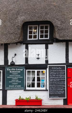 angleterre, hampshire, nouvelle forêt, ringwood, 14ème siècle, bâtiment à colombages de chaume maintenant l'ancien restaurant de cottage Banque D'Images