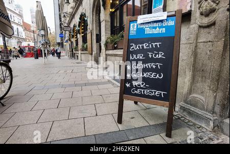 Munich, Bavière, Allemagne.12 novembre 2021.Après ce que les critiques affirment être une non-réponse et au mieux, des réponses péniblement lentes à la quatrième vague de Corona, les régions ont mis en place des plans anti-Corona disparates, y compris les règles 2G et 3G qui ont été décrites par Jens Spahn comme ''0G'', comme l'application est effectivement nulle lorsqu'elle est laissée aux entreprises.Pour cette raison, la police a été chargée de visiter des restaurants et d'autres entreprises pour des infractions.Crédit : ZUMA Press, Inc./Alay Live News Banque D'Images