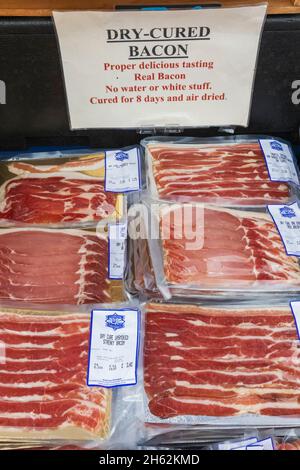 angleterre, hampshire, petersfield, marché hebdomadaire des agriculteurs, présentation de bacon Banque D'Images