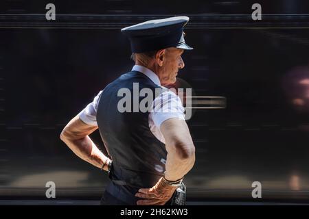 angleterre,hampshire,ropley,ropley station, le chemin de fer du patrimoine de mid-hants alias la ligne de cresson, portrait de la station maître pendant le festival annuel 'la guerre sur la ligne' Banque D'Images