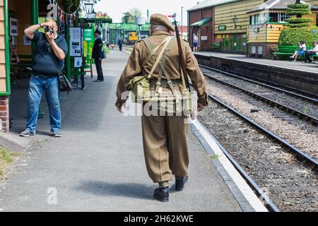 angleterre, hampshire, ropley, ropley station, le chemin de fer du patrimoine de mid-hants alias la ligne de cresson, réacteur vêtu de l'uniforme de l'armée britannique de la seconde guerre mondiale pendant le festival annuel de la « guerre sur la ligne » Banque D'Images