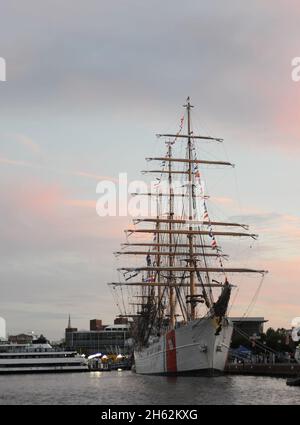 Reportage : l'aigle de la garde côtière est amarré le dimanche 14 septembre 2014, dans le port intérieur de Baltimore.Le voilier barque était dans l'arrière-port, participant au Star-Spangled Spectacular, un événement de plusieurs jours célébrant le 200e anniversaire de l'hymne national. Banque D'Images