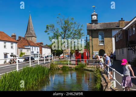 angleterre, hampshire, vallée d'essai, stockbridge, essai de rivière et vue sur la ville Banque D'Images