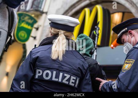 Munich, Bavière, Allemagne.12 novembre 2021.Après ce que les critiques affirment être une non-réponse et au mieux, des réponses péniblement lentes à la quatrième vague de Corona, les régions ont mis en place des plans anti-Corona disparates, y compris les règles 2G et 3G qui ont été décrites par Jens Spahn comme ''0G'', comme l'application est effectivement nulle lorsqu'elle est laissée aux entreprises.Pour cette raison, la police a été chargée de visiter des restaurants et d'autres entreprises pour des infractions.Crédit : ZUMA Press, Inc./Alay Live News Banque D'Images