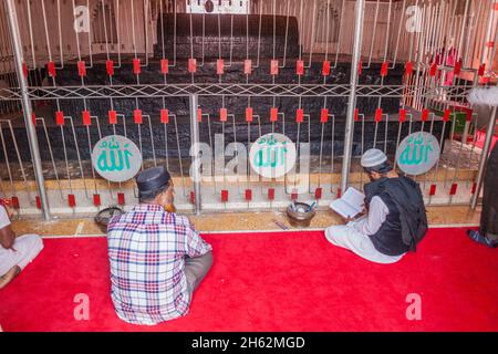 BAGERHAT, BANGLADESH - 16 NOVEMBRE 2016 : hommes musulmans dans le tombeau de Khan Jahan Ali à Bagerhat, Bangladesh Banque D'Images