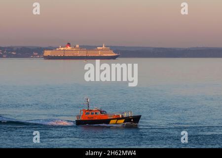 angleterre,hampshire,portsmouth,le solent,la ligne cunard ms queen elizabeth bateau de croisière de luxe et pilotes cutter Banque D'Images