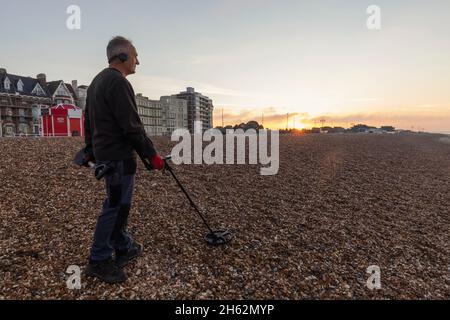 angleterre,hampshire,portsmouth,southsea,homme détection de métal sur la plage Banque D'Images