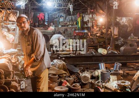 KHULNA, BANGLADESH - 16 NOVEMBRE 2016 : petit atelier mécanique à Khulna, Bangladesh Banque D'Images