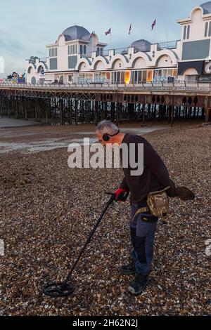 angleterre,hampshire,portsmouth,southsea,homme détection de métal sur la plage et quai de southsea Banque D'Images