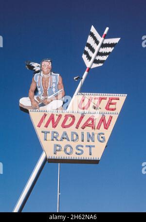 Panneaux de poste de traite des Indiens Ute, haut de la flèche, route 40, Vernal, Utah; ca.1991 Banque D'Images