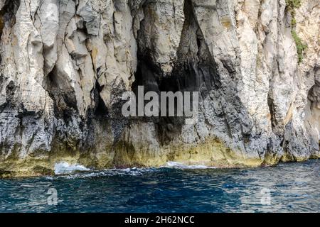 Bords rocailleux de la crique de iż-Żurrieq, près de la Grotte bleue, Malte, sortant de la mer Méditerranée et éclairé par le soleil du matin.Formations rocheuses avec Banque D'Images