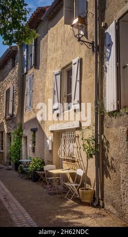 dorfgasse à peyriac de mer. la commune est située dans le parc naturel régional narbonnaise en méditerranée. Banque D'Images