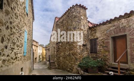 allée du village dans oms. Banque D'Images