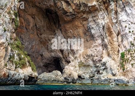 Bords rocailleux de la crique de iż-Żurrieq, près de la Grotte bleue, Malte, sortant de la mer Méditerranée et éclairé par le soleil du matin.Formations rocheuses avec Banque D'Images