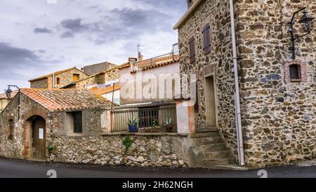 allée du village dans oms. Banque D'Images