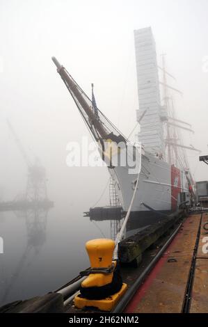 Reportage : l'aigle de la garde côtière est vu un dimanche matin brumeux au triage de la Garde côtière, Baltimore, 17 novembre 2013.L'Eagle, une barque de 295 pieds portée à domicile à New London, au Connecticut, est un navire de formation utilisé principalement pour les cadets de la Garde côtière et les candidats d'officiers. Banque D'Images