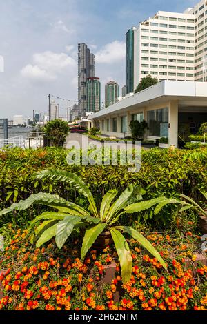 résidences privées four seasons, hôtel chaverm au bord de la rivière bangkok, vue depuis la terrasse de l'hôtel ramada plaza au bord de la rivière chao phraya, bangkok, thaïlande, asie Banque D'Images