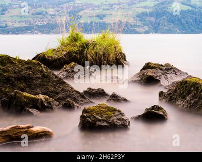 rochers dans le lac thun Banque D'Images
